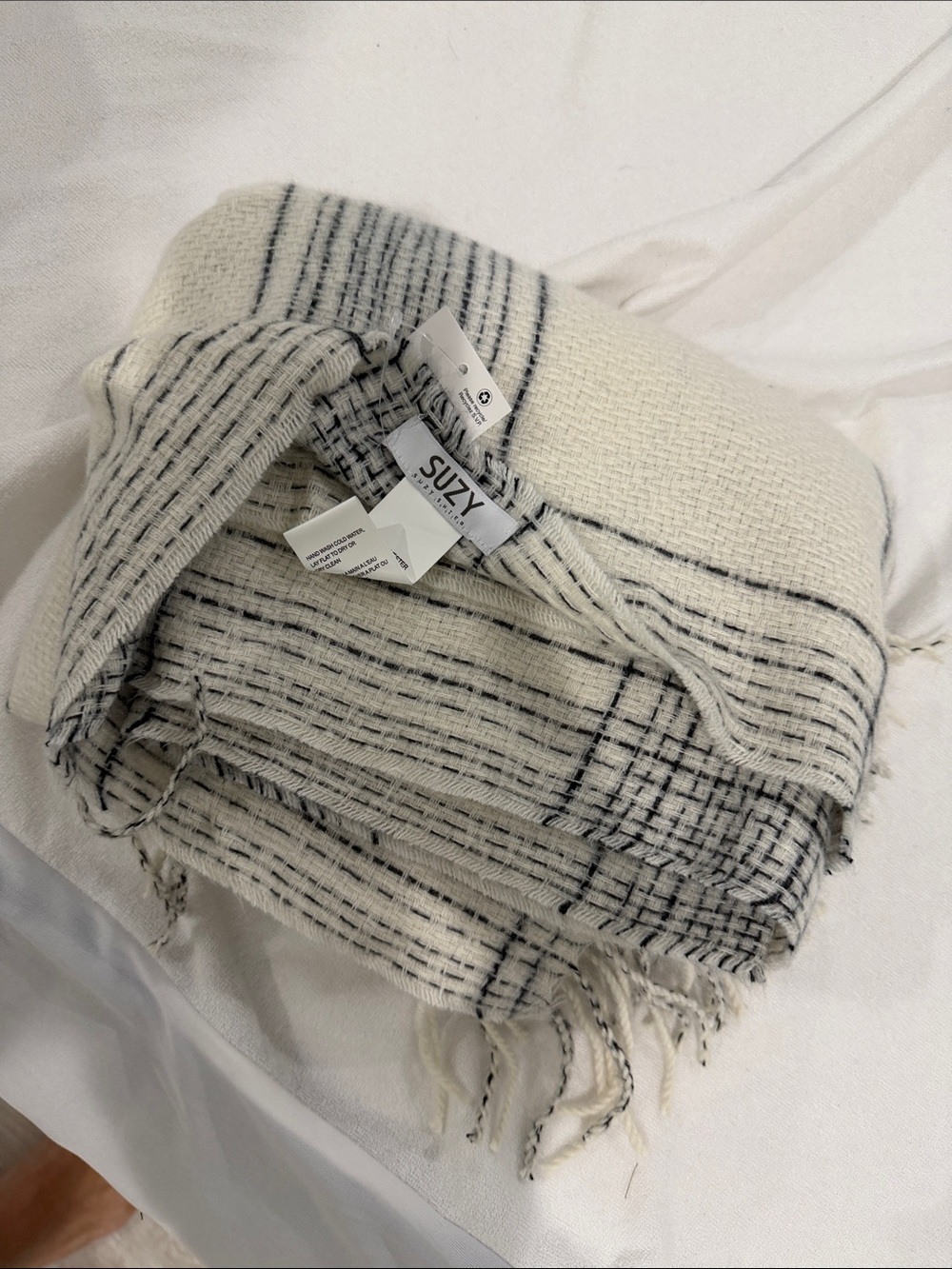 Suzy Shier Cream and Black Woven Fringe Throw Blanket